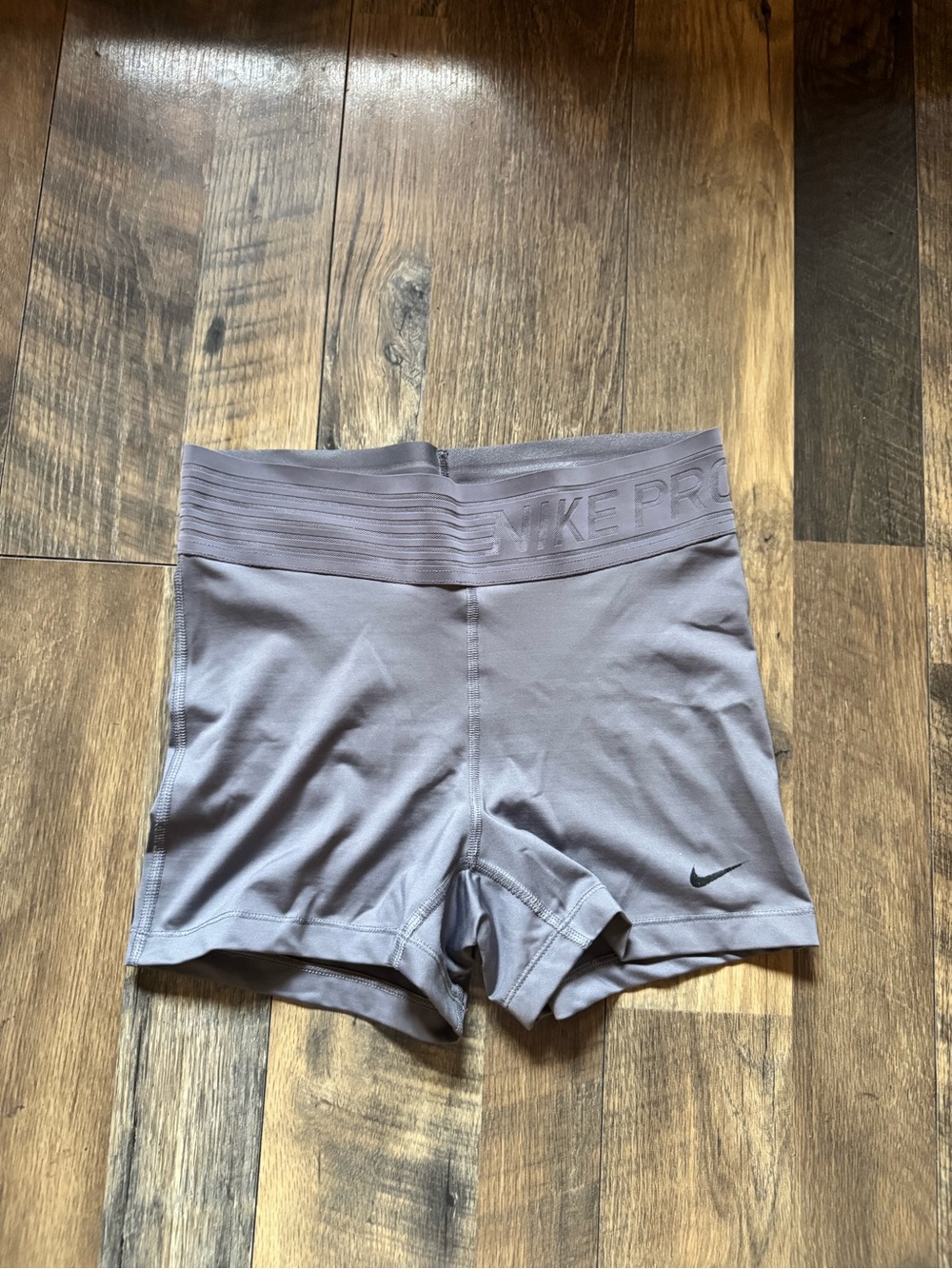 Nike Pro Women's Light Gray High-Waist Bike Shorts